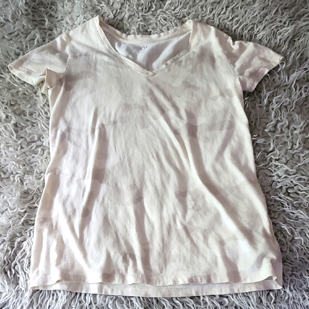 GAP CLOSET STAPLE Cream Camo Short Sleeve V-Neck Tee!